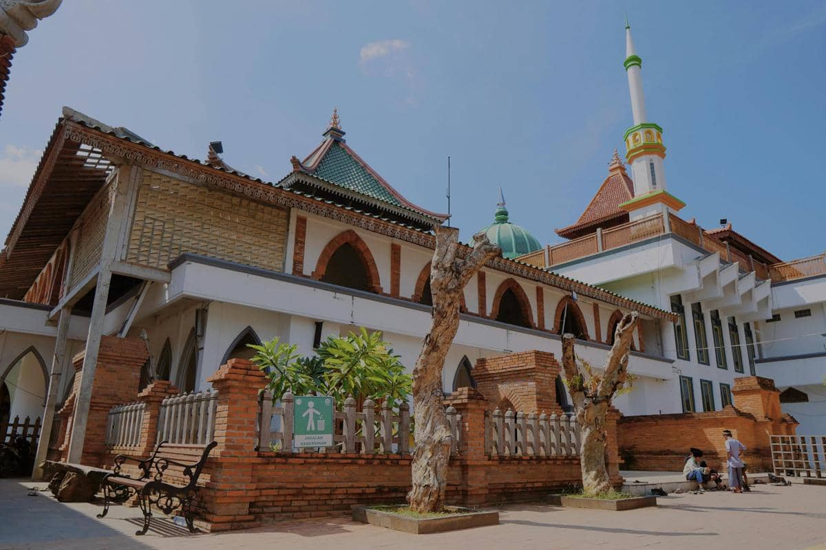 Ilustrasi wisata religi makam bersejarah di gresik dengan suasana tenang dan sakral.