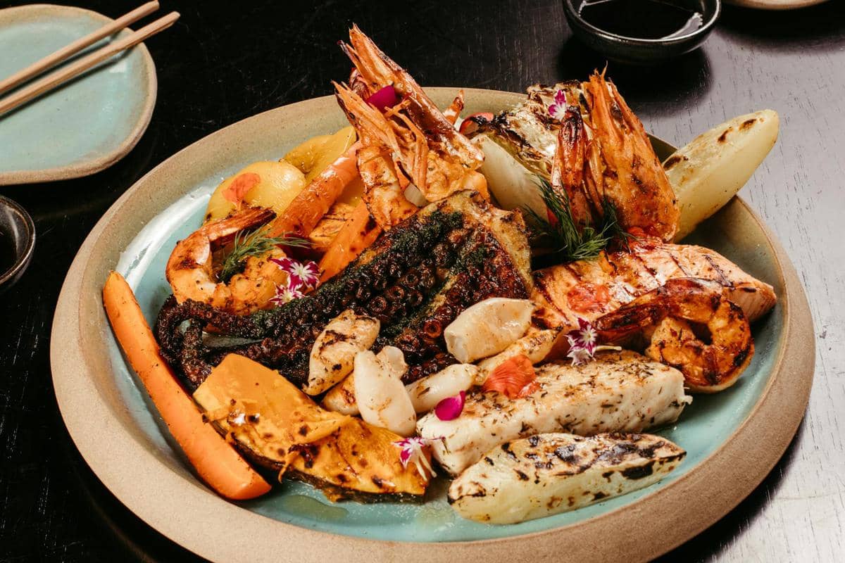 9 Ide Menu Makan Malam saat Gathering di Pantai