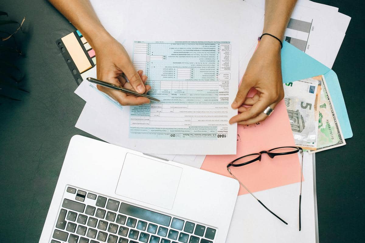 Ilustrasi mengisi data diri dan formulir pendaftaran secara online.
