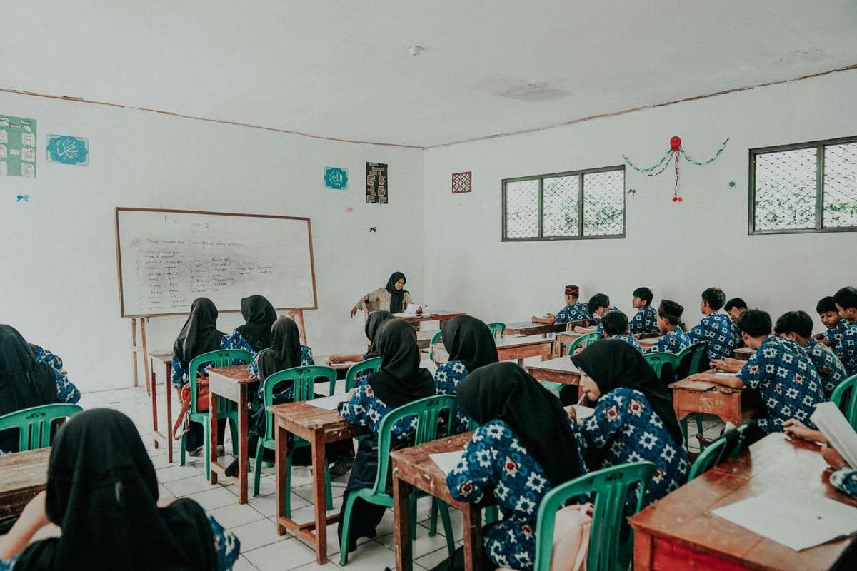 ilustrasi belajar di kelas