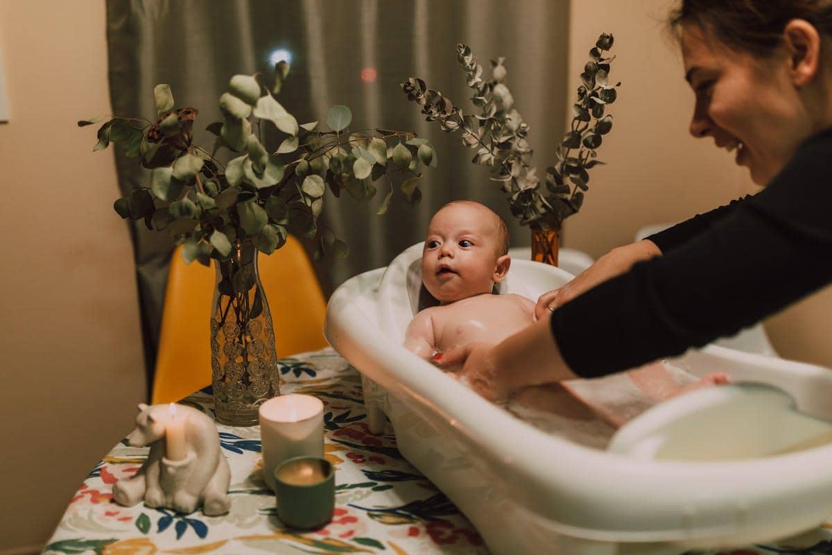 ilustrasi bidan menjadi terapis profesional di mom-baby spa