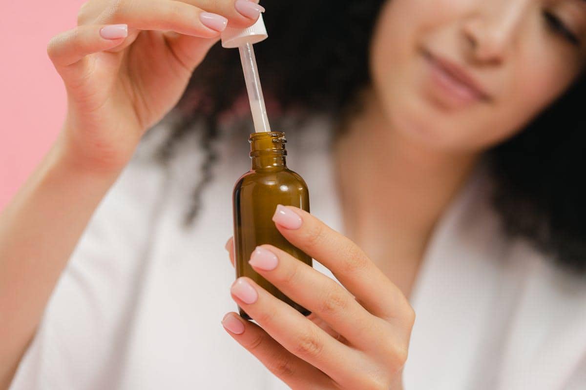 ilustrasi menyimpan hair oil dalam botol yang bersih