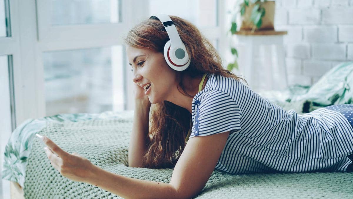 Ilustrasi seseorang yang bersantai sedang memakai headphones