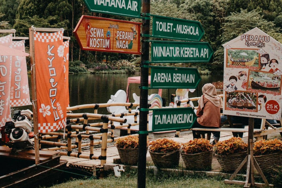 Ilustrasi taman wisata keluarga dengan area bermain.