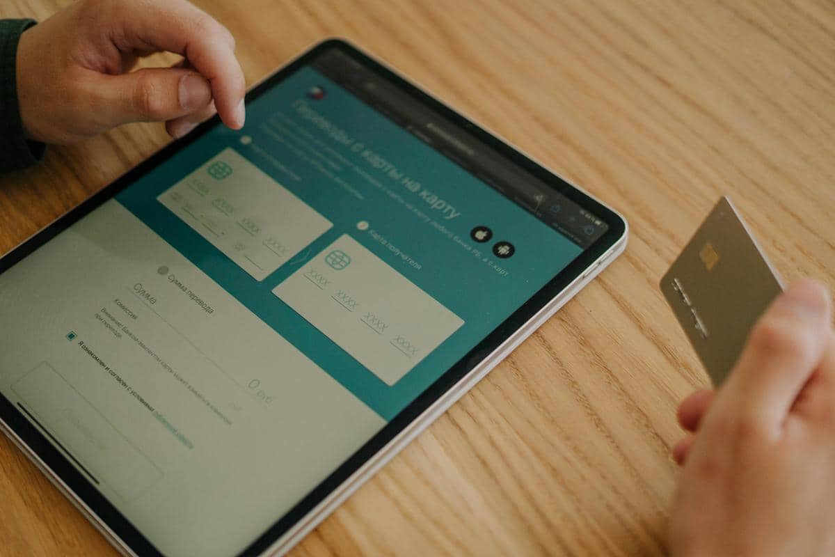 Ilustrasi melakukan pembayaran digital dan menyimpan bukti registrasi.
