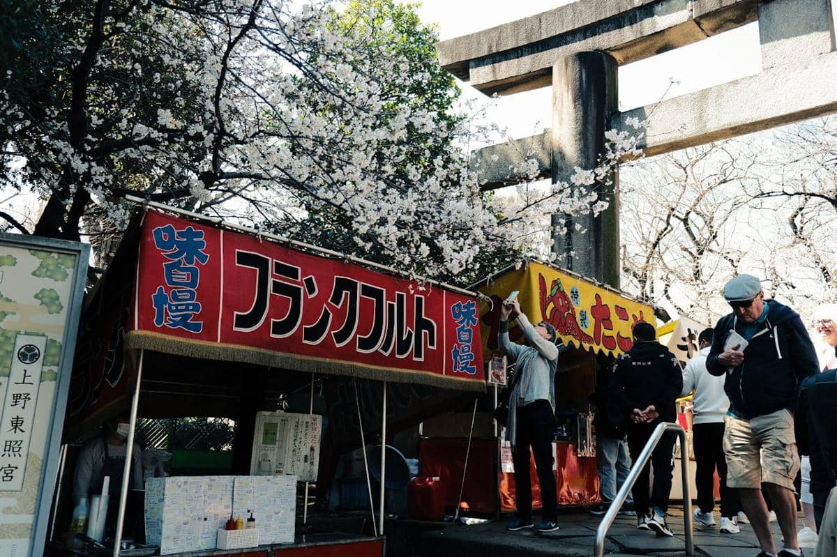 ilustrasi street food saat musim sakura 