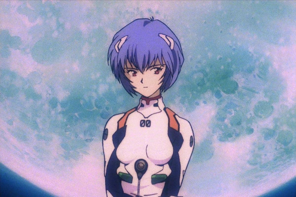 Karakter anime berambut biru mengenakan pakaian pilot putih berdiri dengan latar belakang bulan besar dalam adegan Neon Genesis Evangelion.