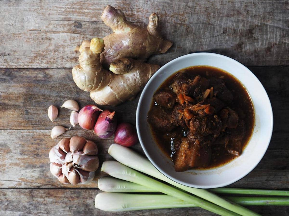 ilustrasi semur daging betawi