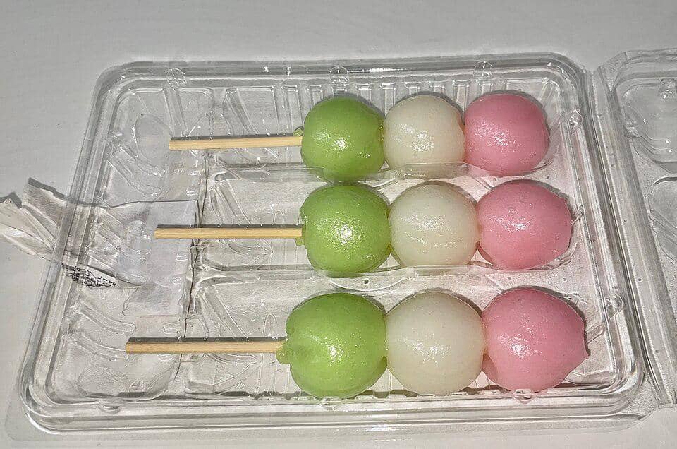 hanami dango yang siap disajikan