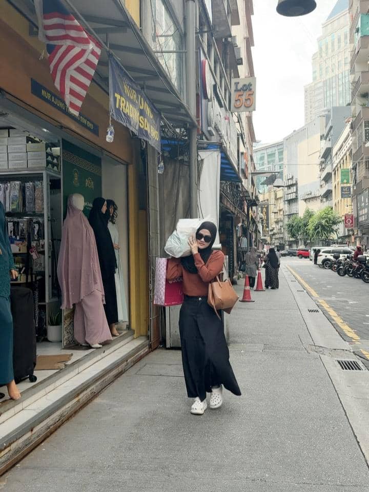 Henny Rahman jalan-jalan di Malaysia