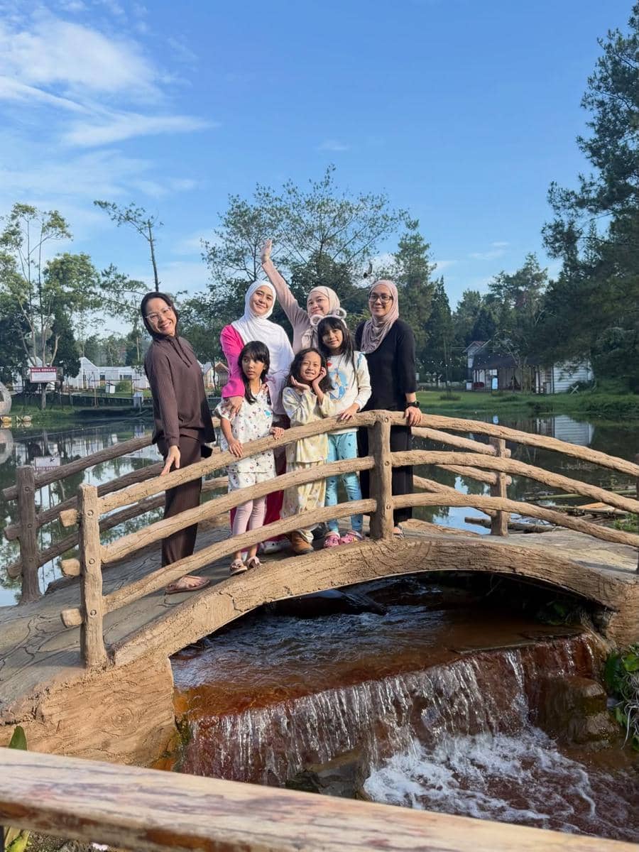 Ryana Dea dan sahabat piknik di Nordic Land, Bandung