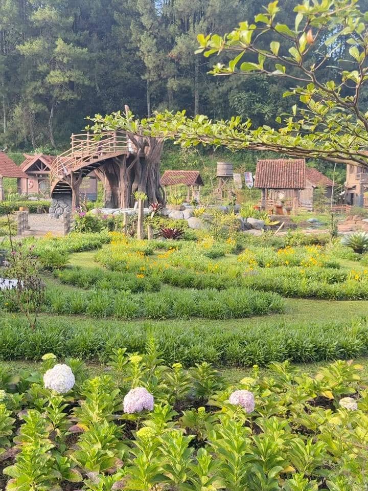 Ryana Dea dan sahabat piknik di Nordic Land, Bandung