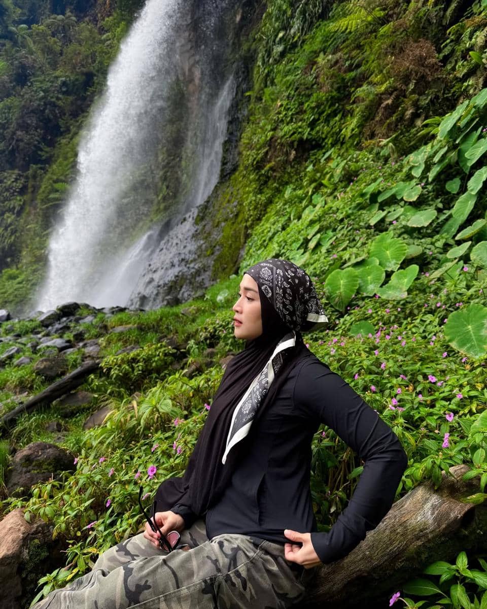 Ririe Fairus tracking ke Curug Cibeureum
