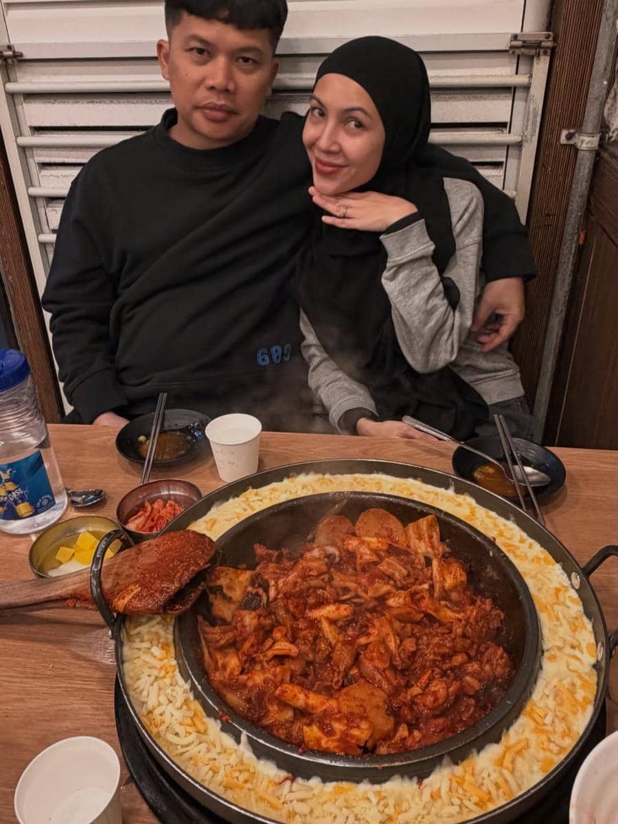 Ratna Galih dan suami jalan-jalan di Seoul