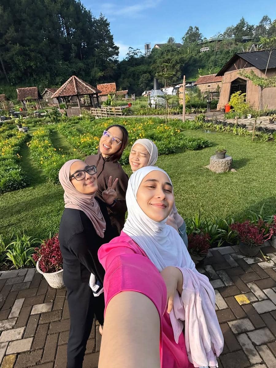 Ryana Dea dan sahabat piknik di Nordic Land, Bandung