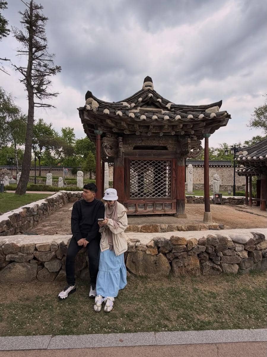Ratna Galih dan suami jalan-jalan di Seoul