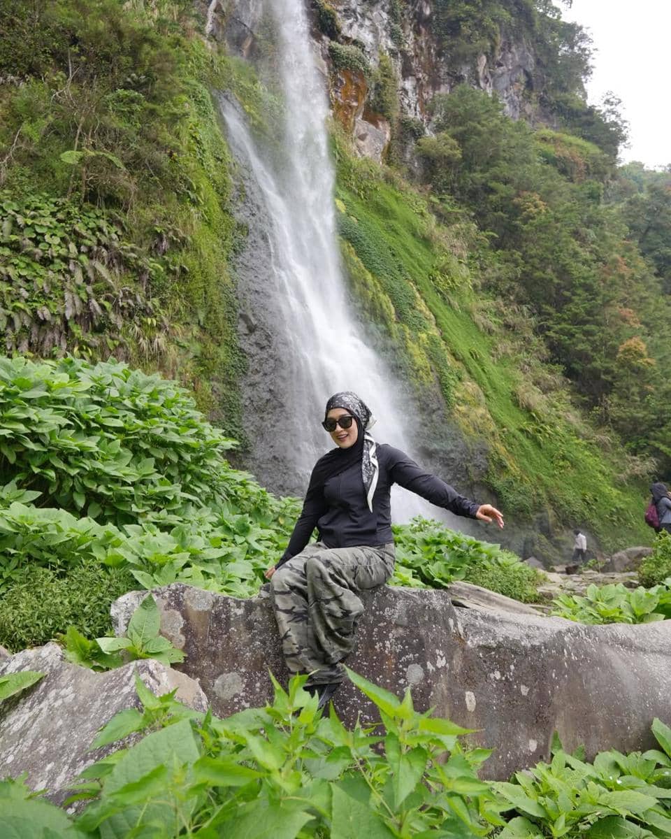 Ririe Fairus tracking ke Curug Cibeureum