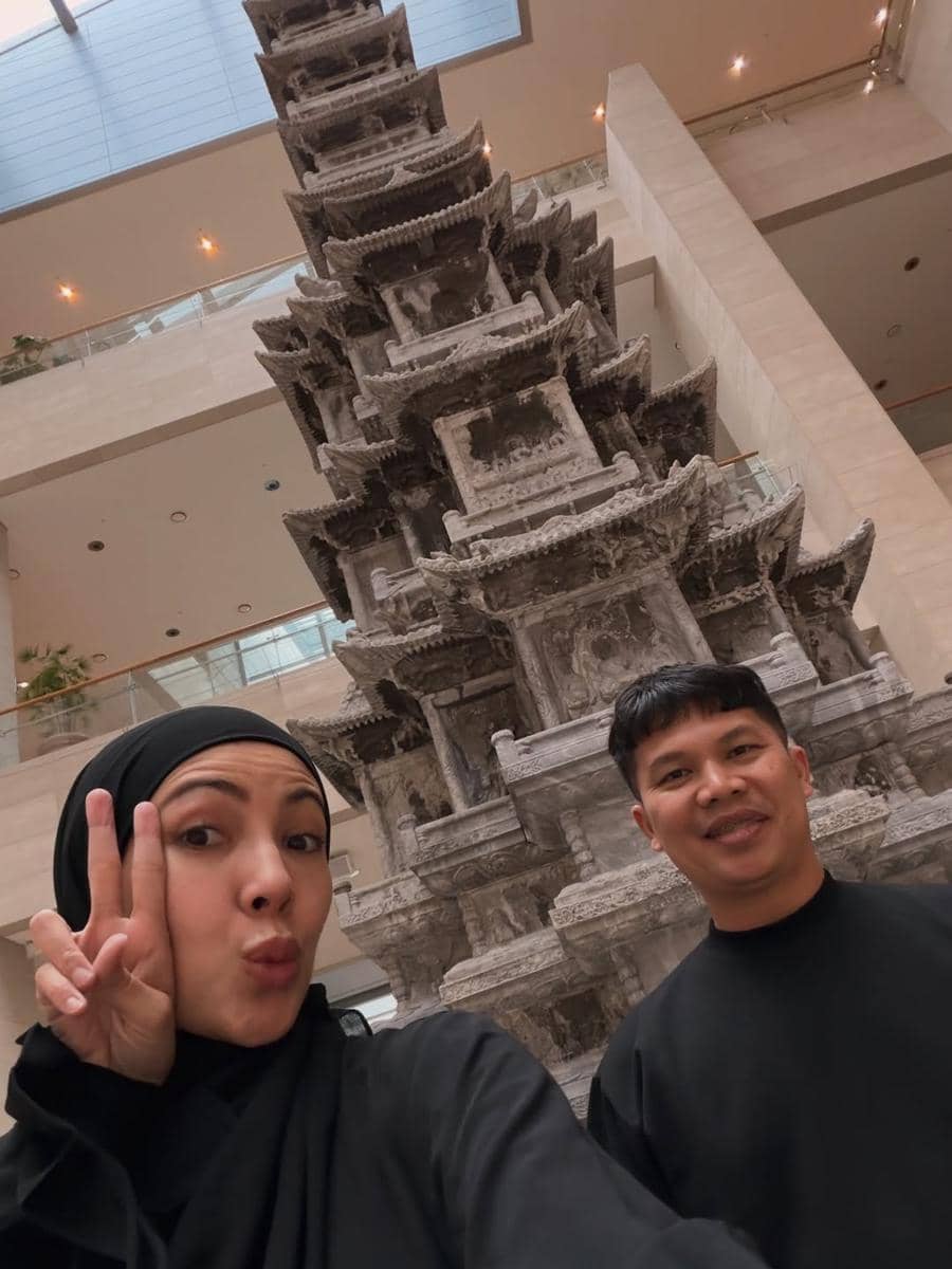 Ratna Galih dan suami jalan-jalan di Seoul