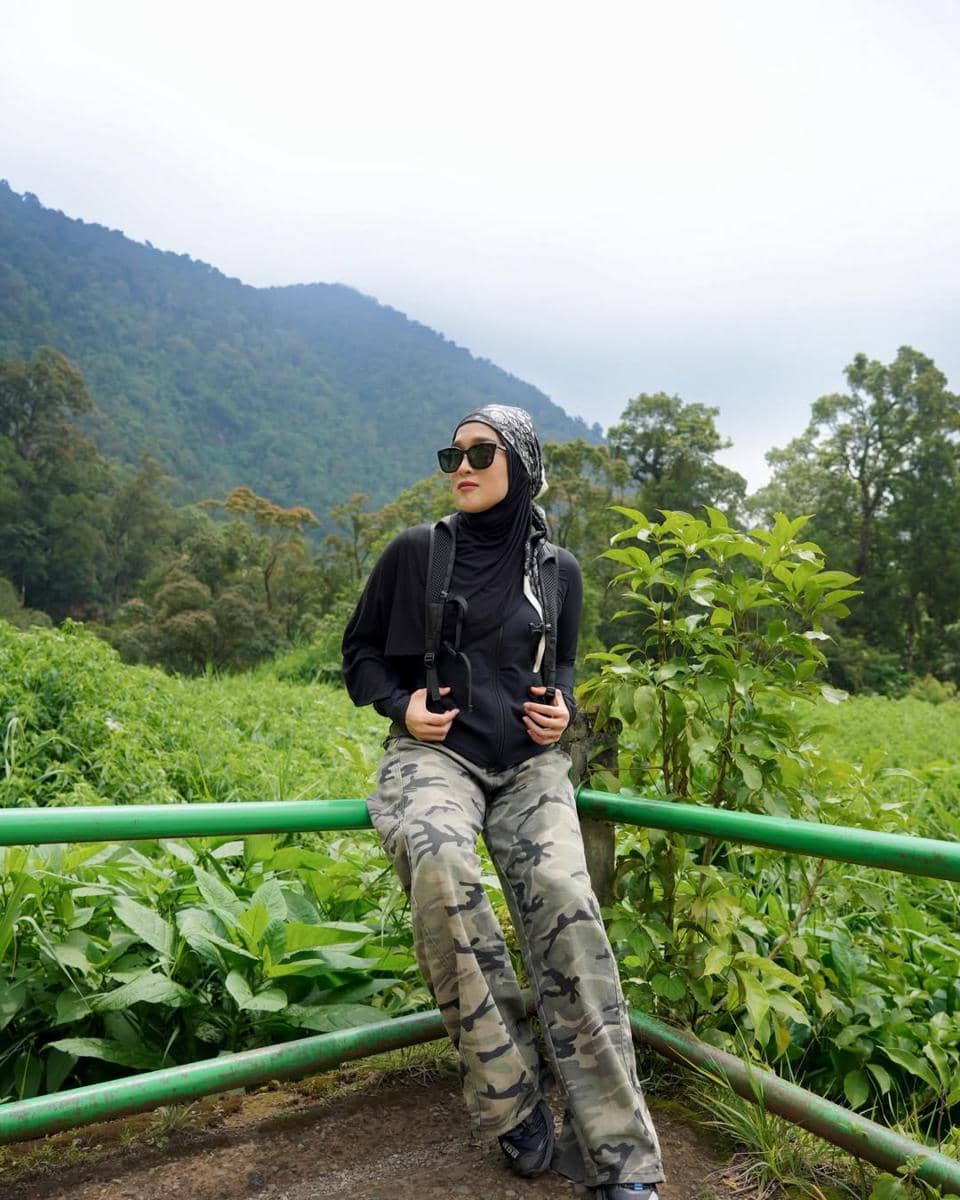 Ririe Fairus tracking ke Curug Cibeureum