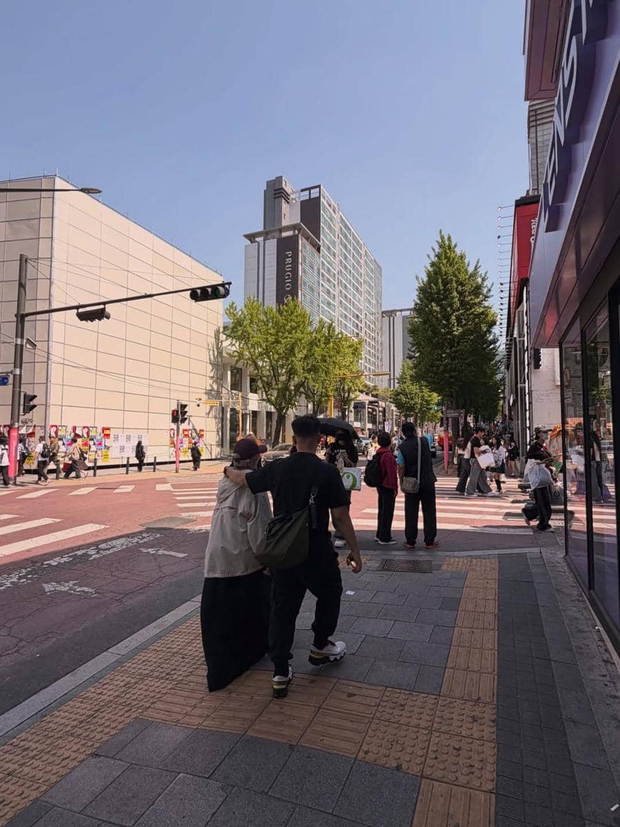 Ratna Galih dan suami jalan-jalan di Seoul
