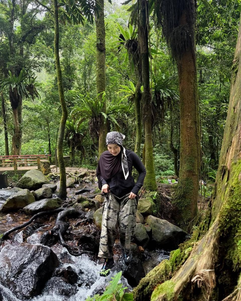 Ririe Fairus tracking ke Curug Cibeureum