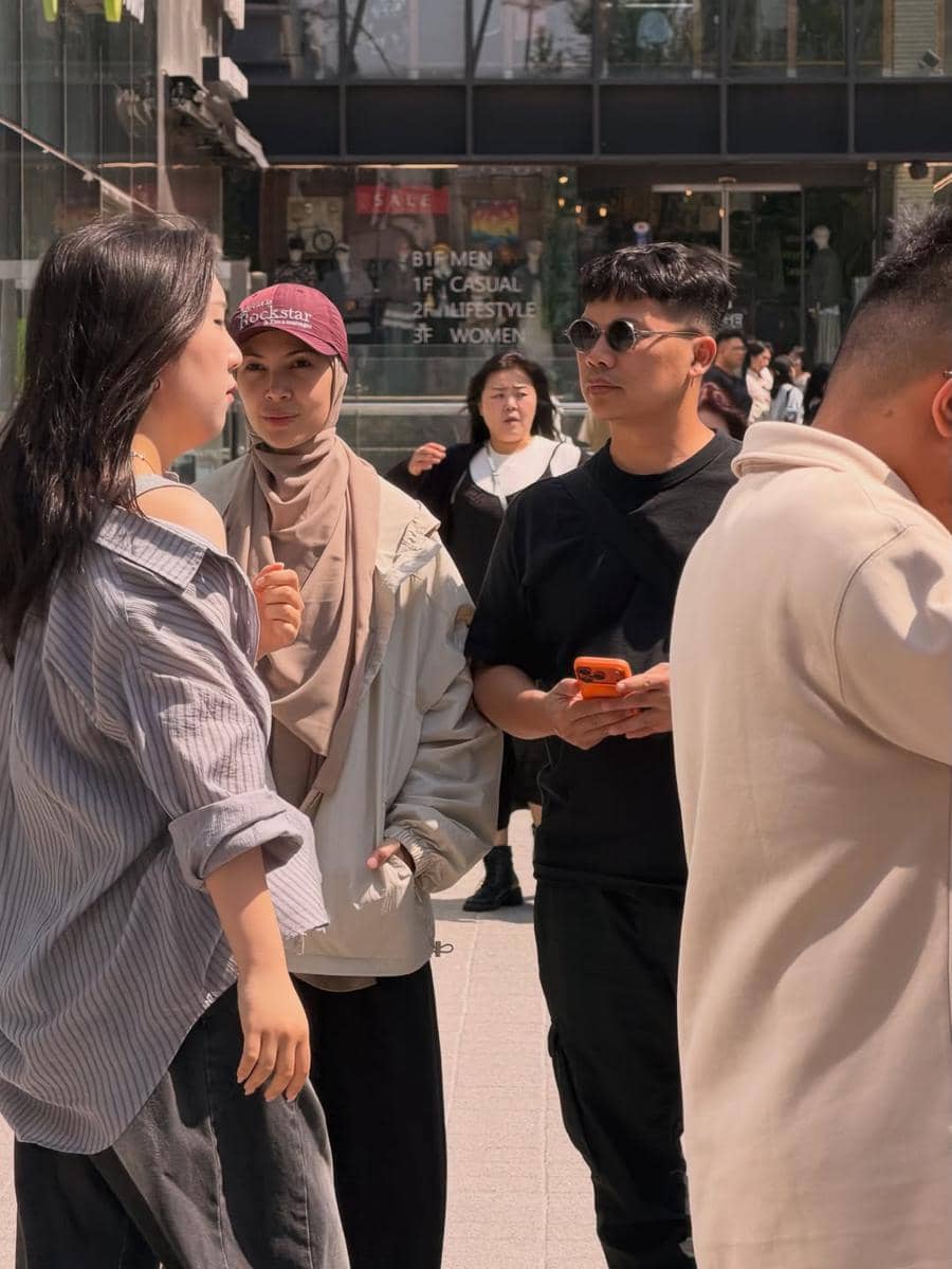 Ratna Galih dan suami jalan-jalan di Seoul