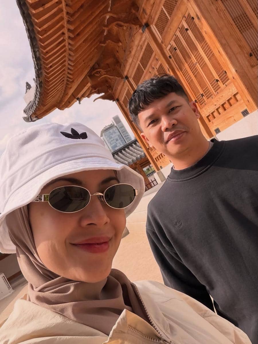 Ratna Galih dan suami jalan-jalan di Seoul
