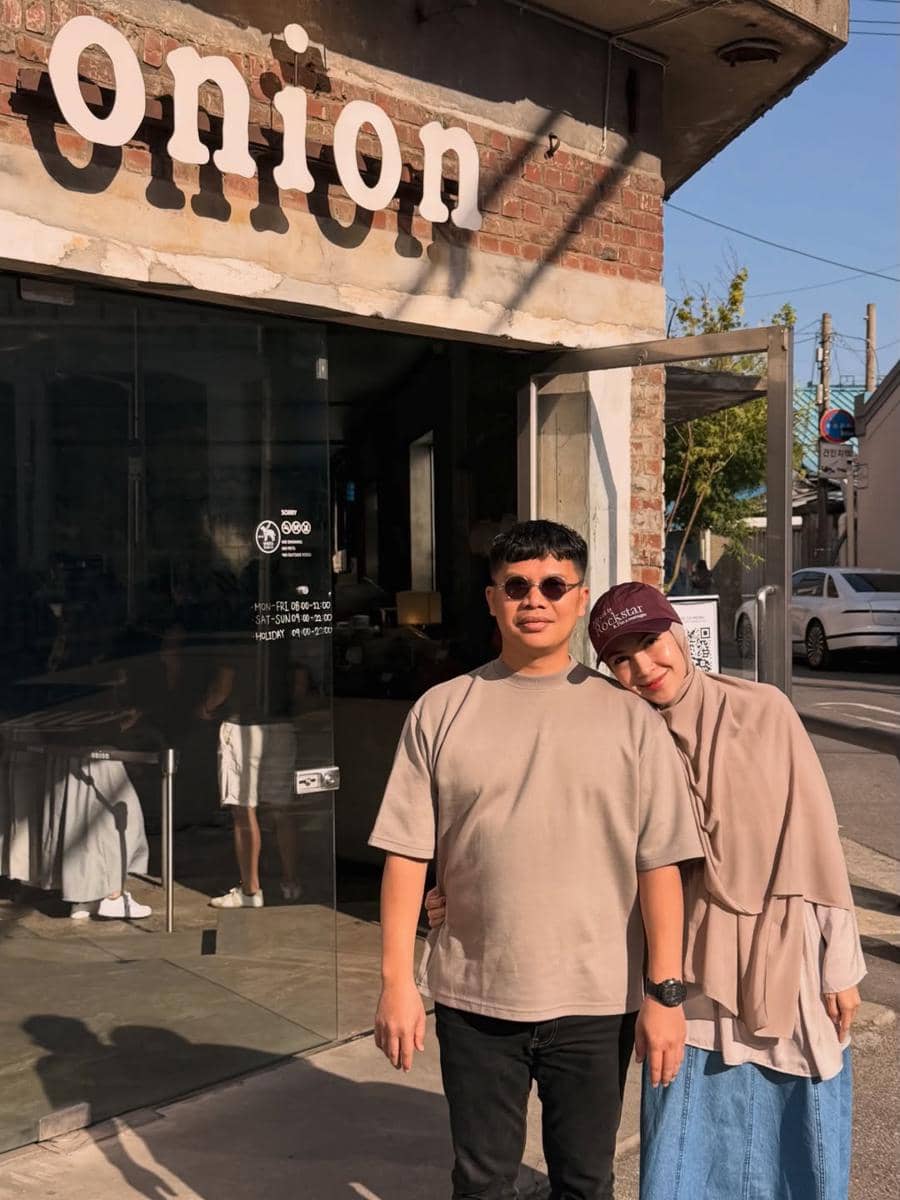 Ratna Galih dan suami jalan-jalan di Seoul