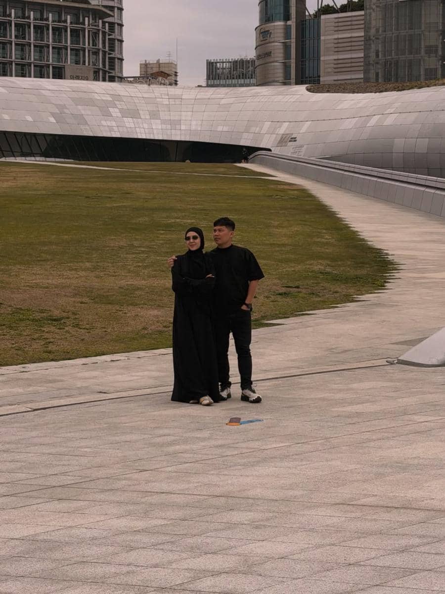 Ratna Galih dan suami jalan-jalan di Seoul