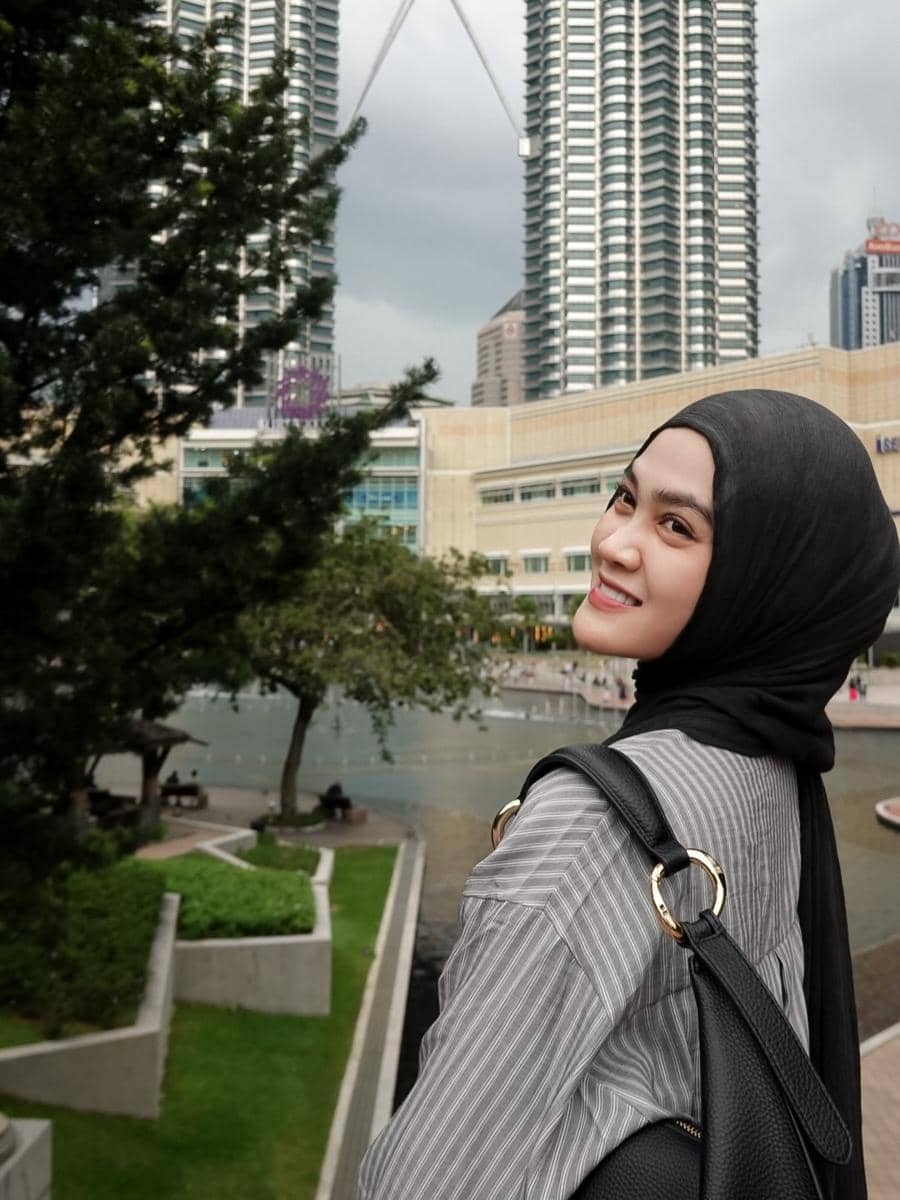 Henny Rahman jalan-jalan di Malaysia