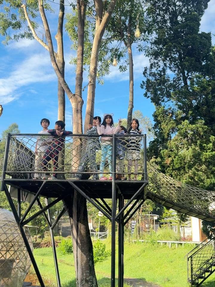 Ryana Dea dan sahabat piknik di Nordic Land, Bandung