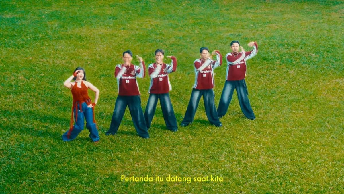 cuplikan video lirik "Adu Bola Mata"