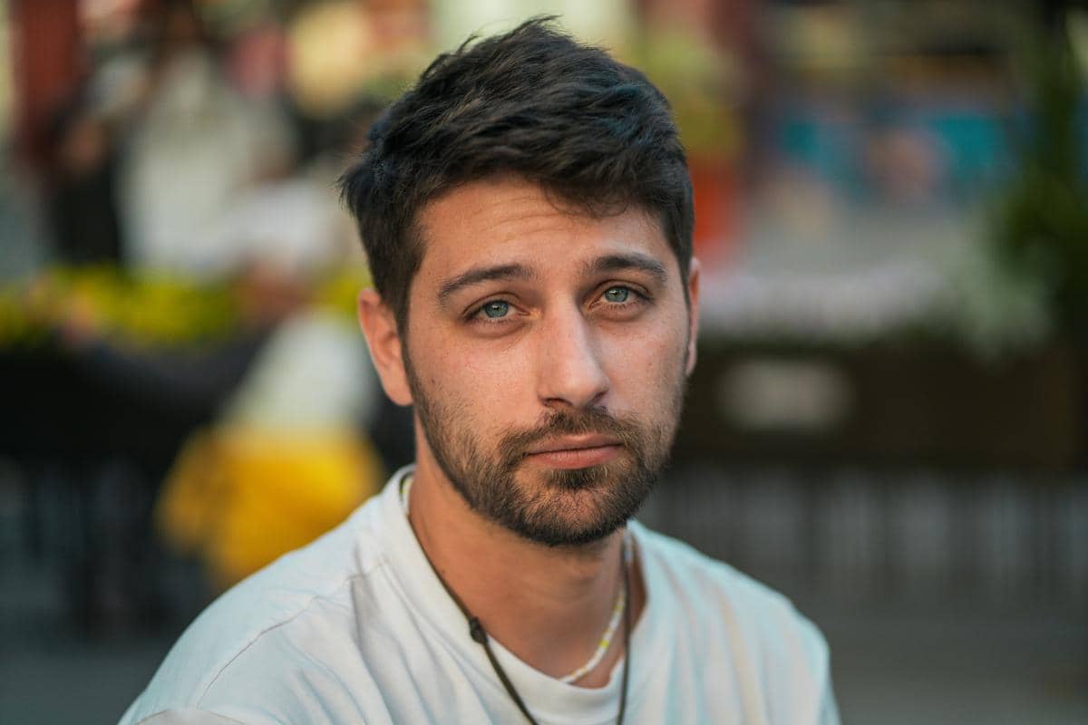 ilustrasi rahang persegi panjang gunakan model chin strap (unsplash.com/Sergio Kian)