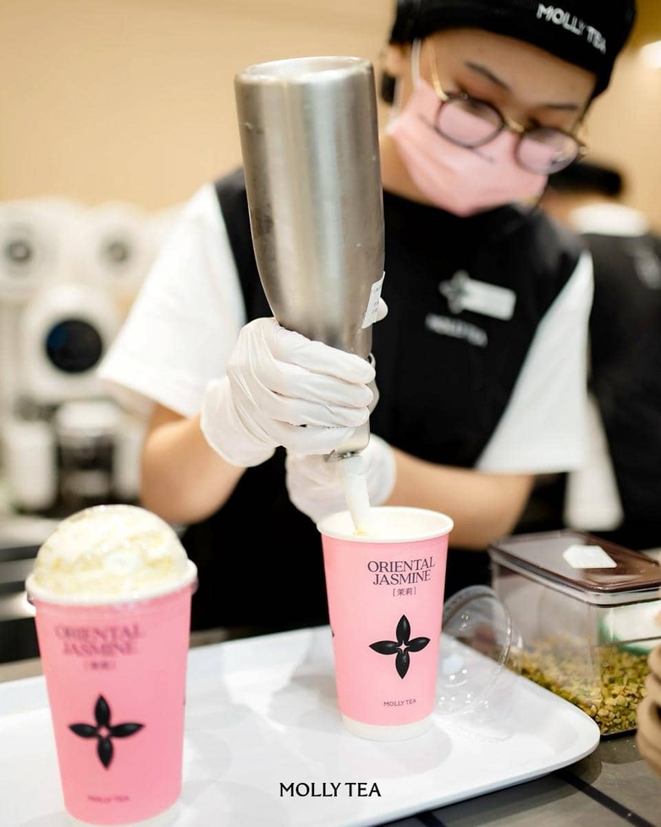 proses penyajian Molly Tea (instagram.com/mollytea_indonesia)
