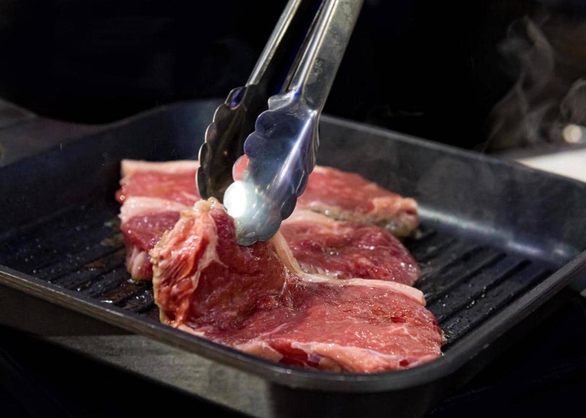 ilustrasi pan-seared daging