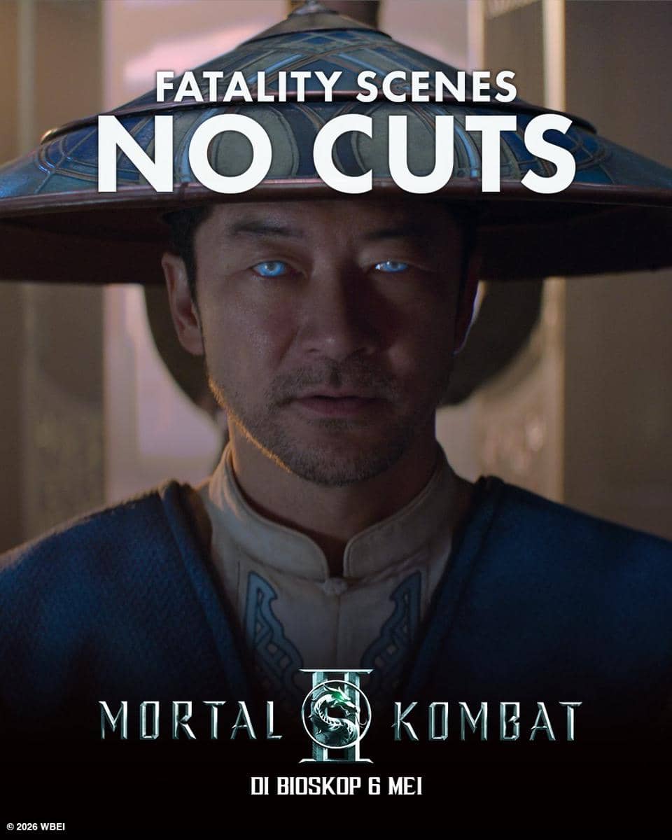 Karakter dengan mata bercahaya biru mengenakan topi logam besar dalam poster film Mortal Kombat 2 dengan tulisan 'Fatality Scenes No Cuts'.