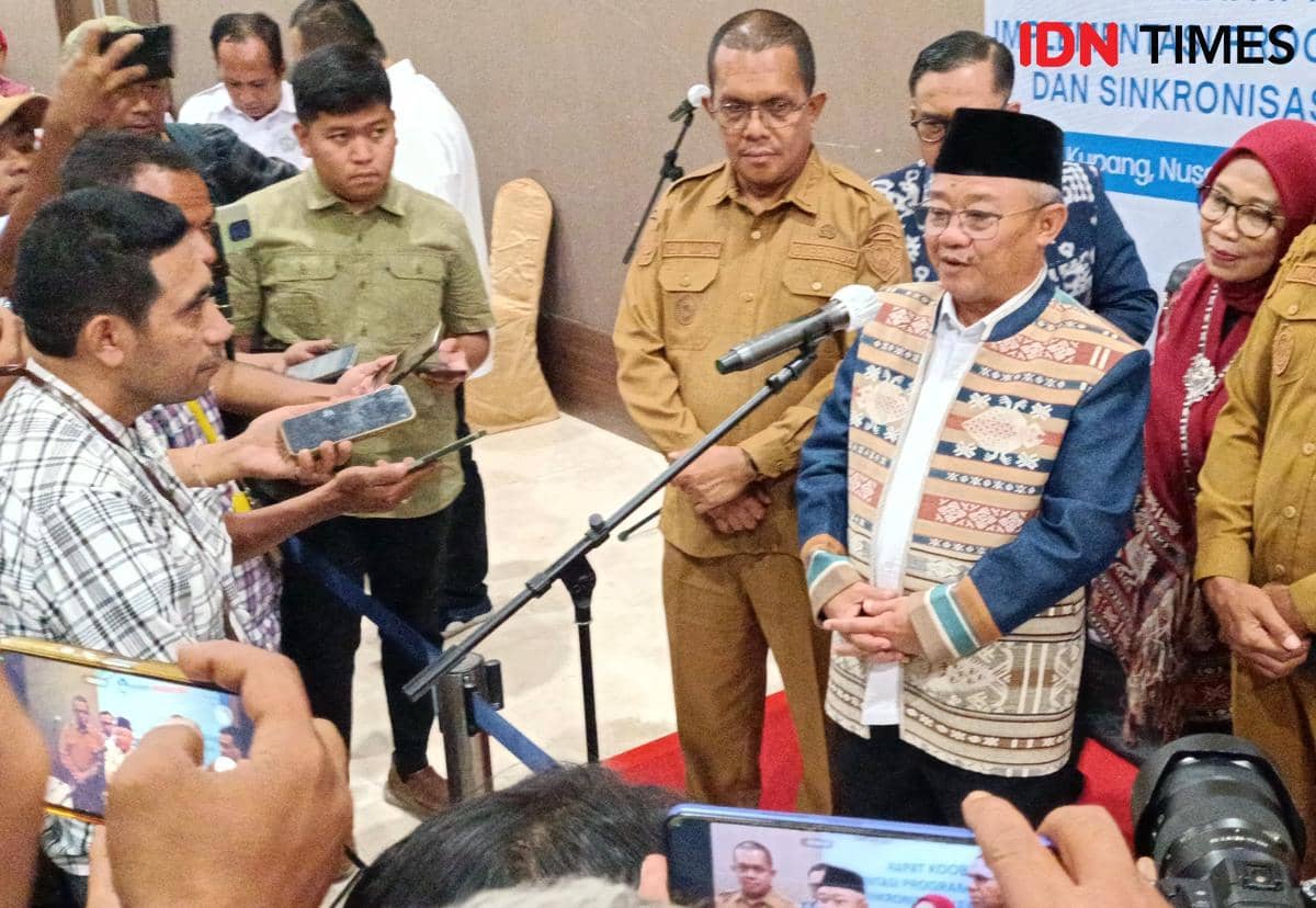 Seorang pejabat berbicara di depan mikrofon saat diwawancarai oleh sejumlah jurnalis di Kupang, didampingi beberapa orang di sekitarnya.