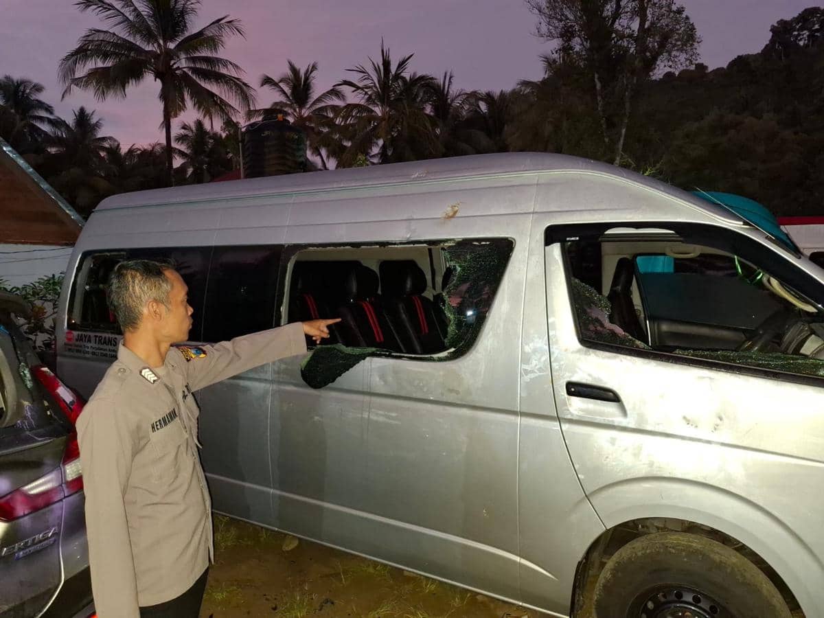 Rombongan Wisata Asal Surabaya Diserang saat Liburan di Pantai Malang