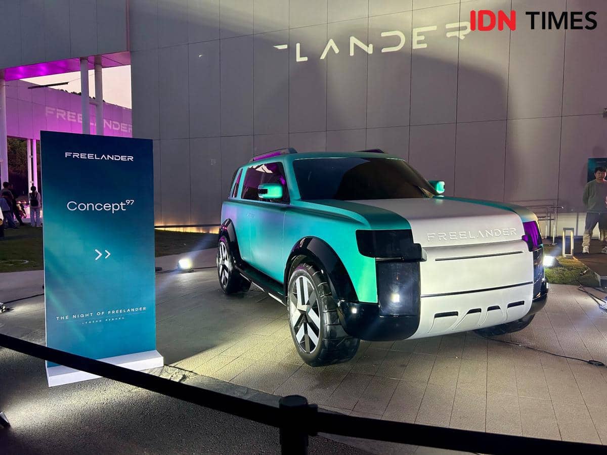 Mobil konsep Freelander Concept 97 berwarna hijau toska dan putih dipamerkan di area outdoor dengan pencahayaan ungu dan biru.