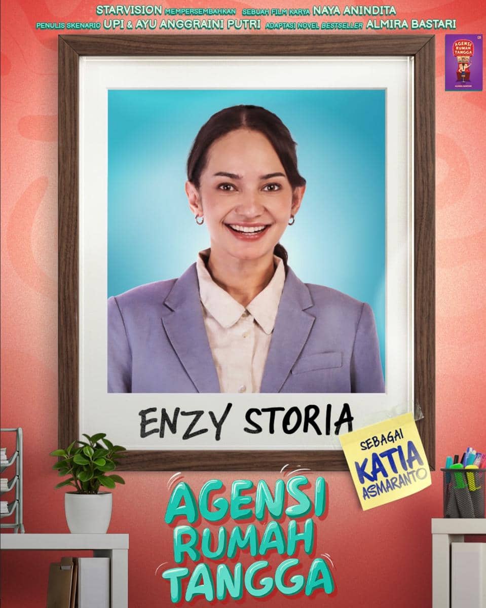 Poster film Agensi Rumah Tangga menampilkan Enzy Storia berperan sebagai Katia Asmaranto dengan latar warna biru dan bingkai foto kayu.