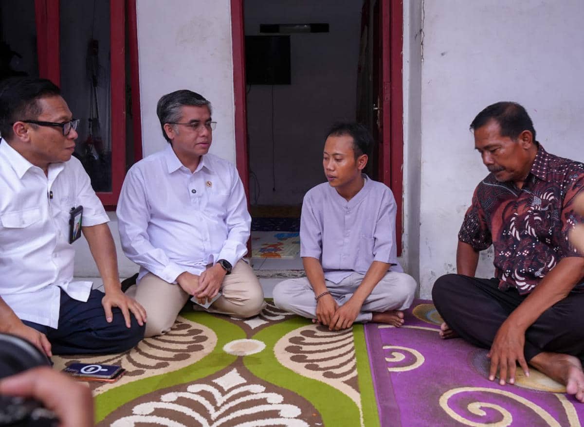 Ahli waris korban kecelakaan kereta api di Stasiun Bekasi Timur menerima santunan jaminan sosial ketenagakerjaan senilai Rp435.624.820