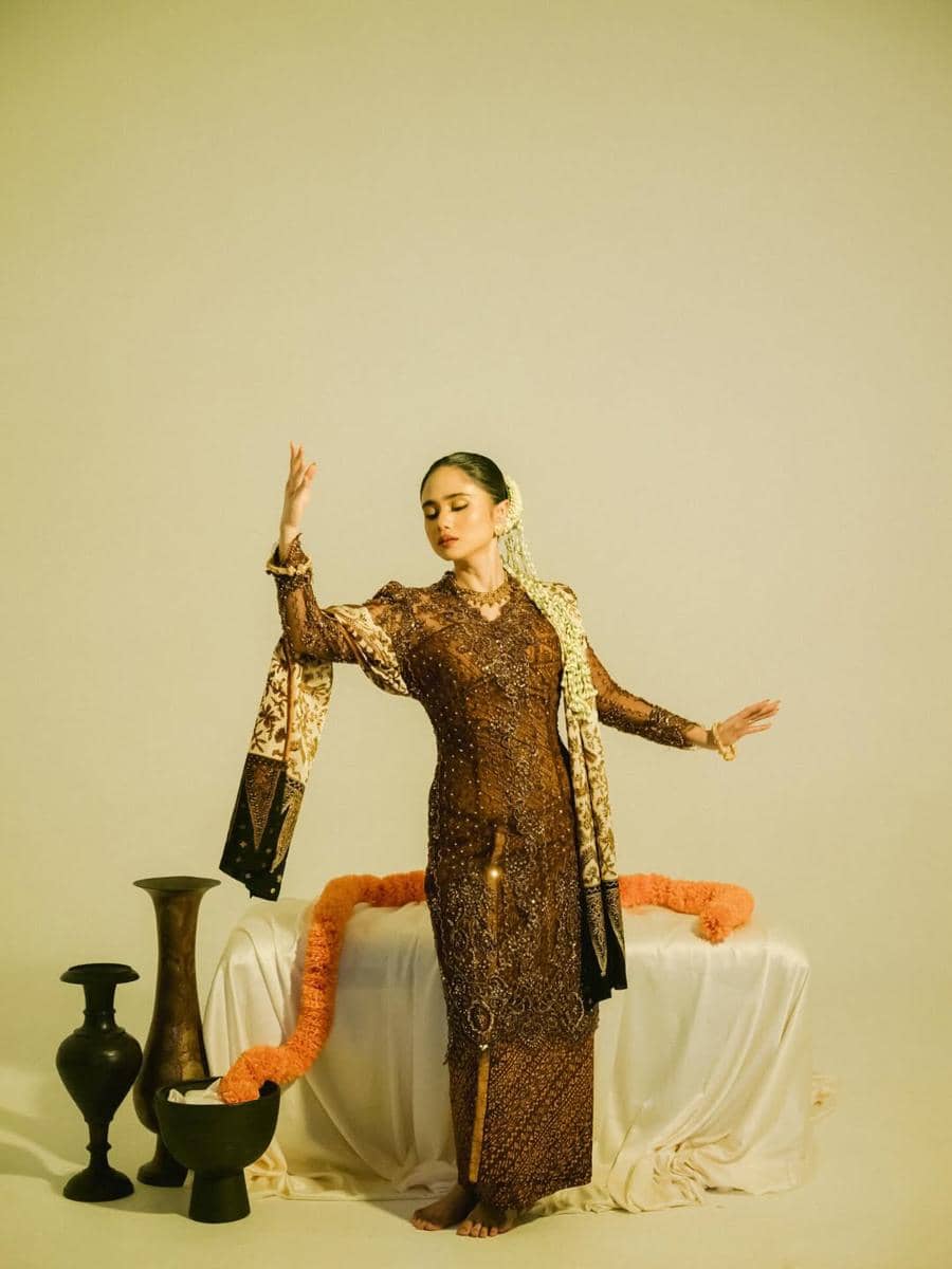 Gaya Tissa Biani Pemotretan Hari Kartini bareng IKAT (instagram.com/tissabiani)