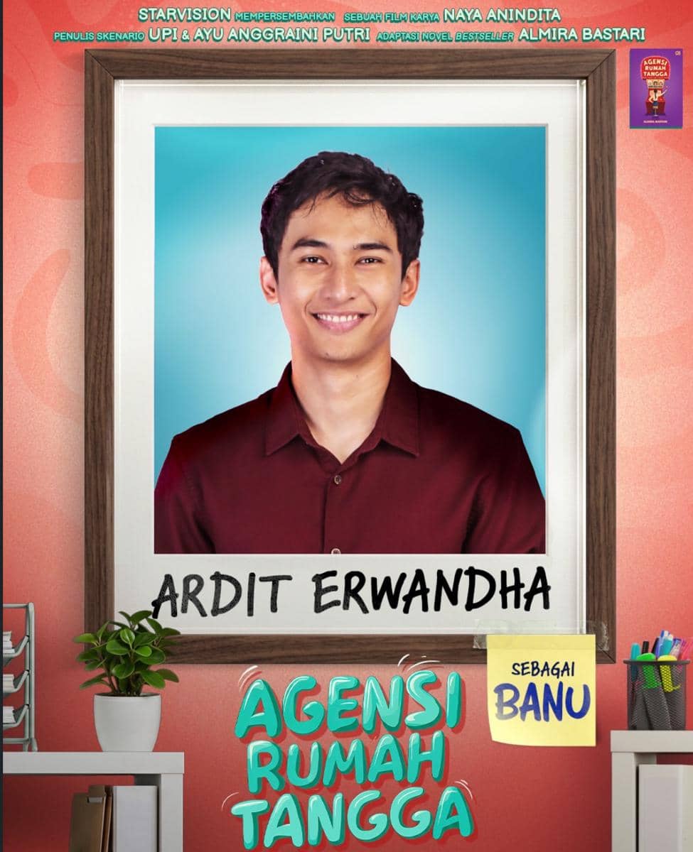 Poster film Agensi Rumah Tangga menampilkan Ardit Erwandha mengenakan kemeja merah dengan latar biru dan tulisan nama karakternya, Banu.