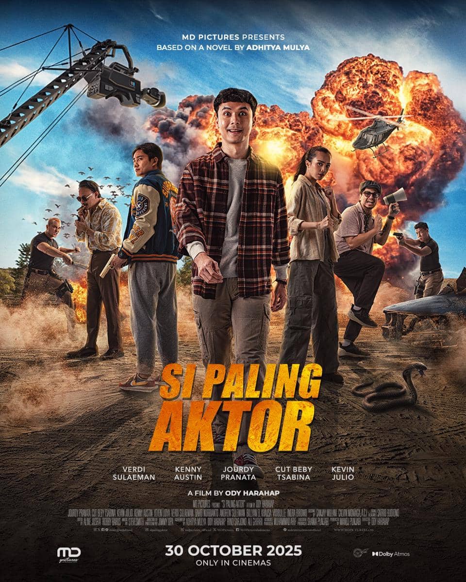 Poster film Si Paling Aktor menampilkan sekelompok aktor dengan latar ledakan besar, helikopter, dan suasana aksi dramatis.