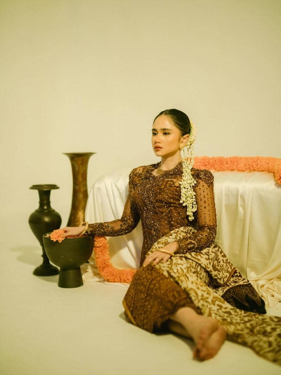 Gaya Tissa Biani Pemotretan Hari Kartini bareng IKAT (instagram.com/tissabiani)