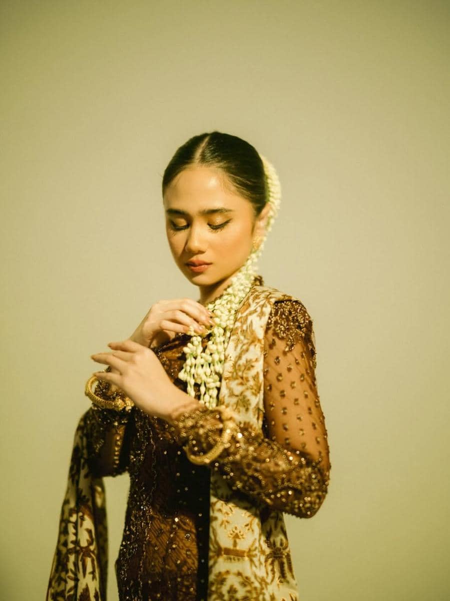 Gaya Tissa Biani Pemotretan Hari Kartini bareng IKAT (instagram.com/tissabiani)
