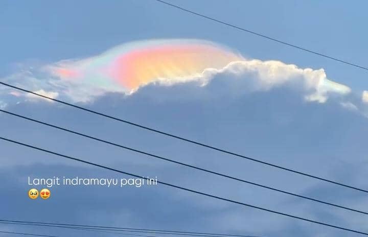 Setelah Bogor, Fenomena Awan Pelangi Muncul di Indramayu
