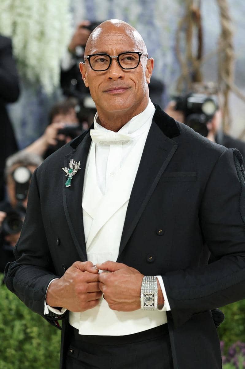 Dwayne Johnson atau "The Rock" mengenakan setelan jas hitam dengan dasi kupu-kupu putih menghadiri acara Met Gala 2026.