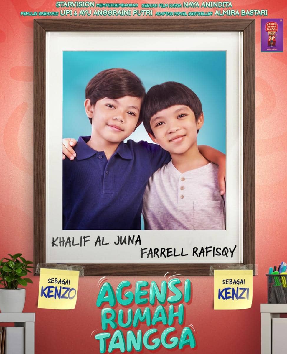 Dua aktor cilik berpose bersama dalam poster film Agensi Rumah Tangga, mengenakan pakaian kasual dengan latar biru cerah.