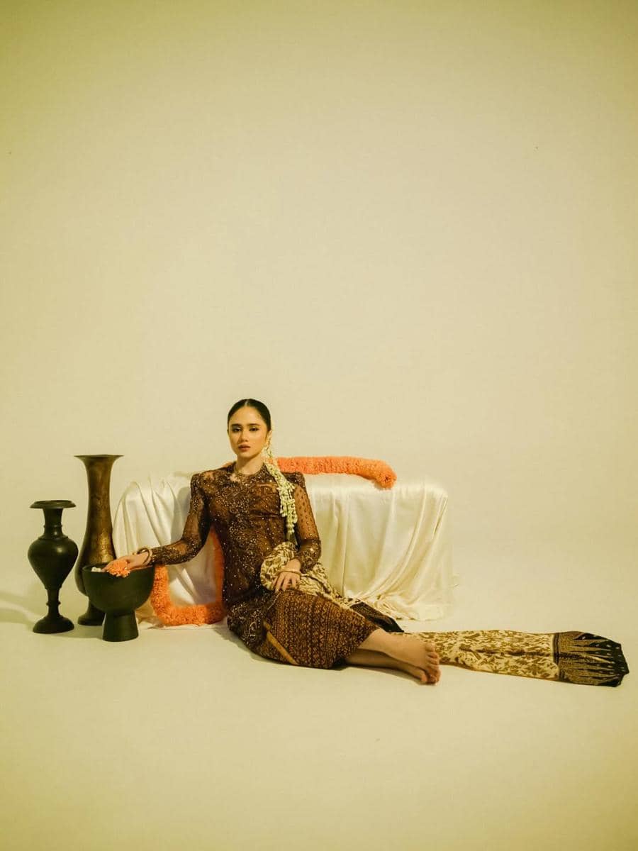 Gaya Tissa Biani Pemotretan Hari Kartini bareng IKAT (instagram.com/tissabiani)